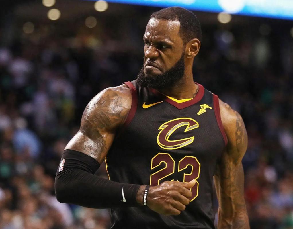 AYX-詹姆斯在利物浦比赛中高光表现，战术调整引发热议！的简单介绍