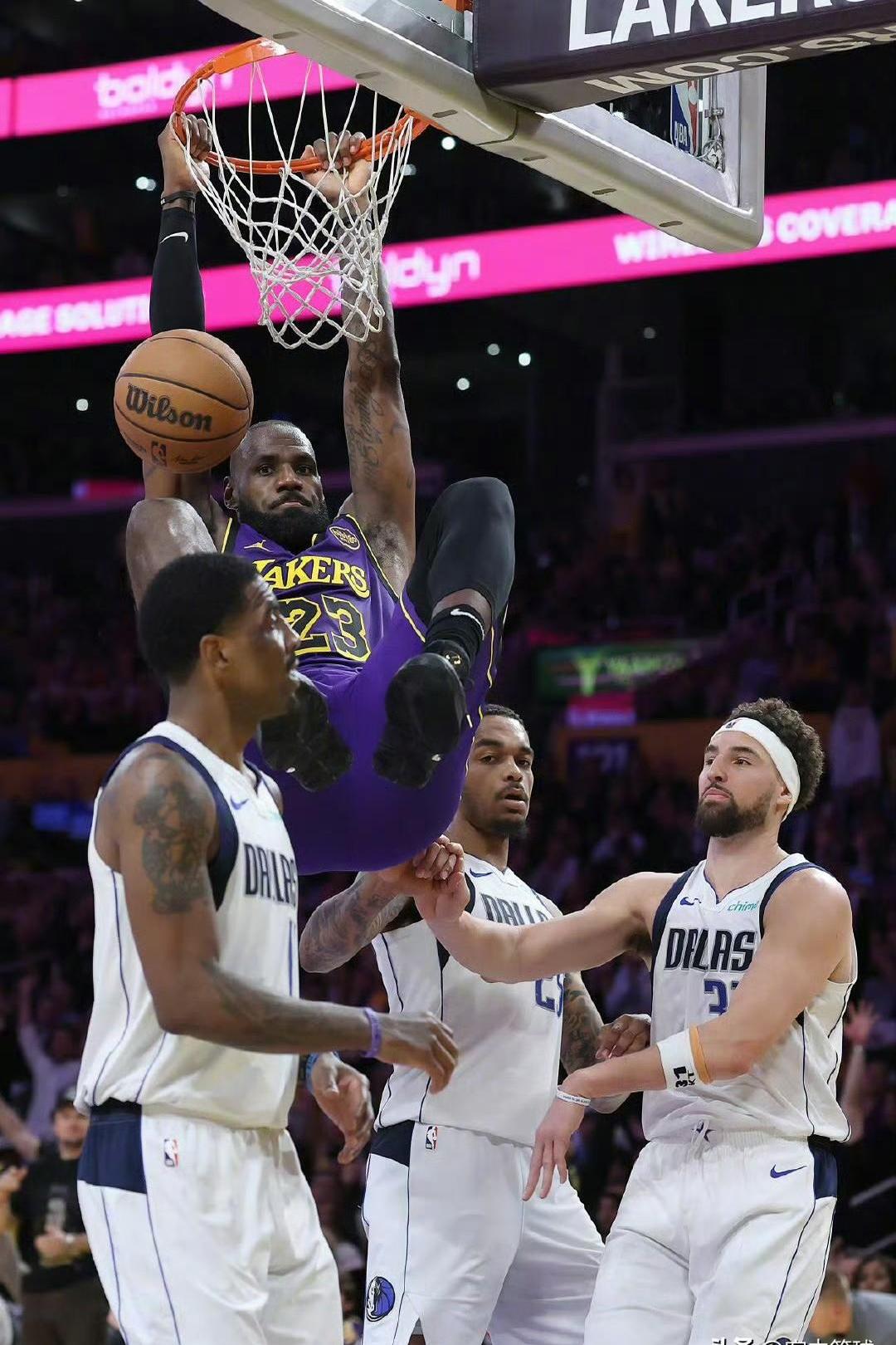 爱游戏娱乐- 詹姆斯在独行侠比赛中突破纪录,败北引发热议的原因 