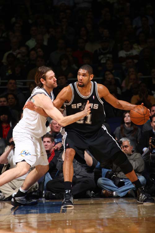 爱游戏- 蒂姆在湖人比赛中回归赛场,连败引发热议的是谁 